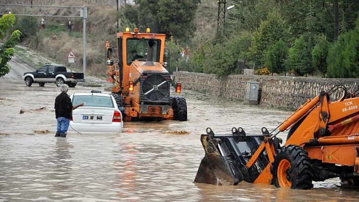 TUNCELİ-ELAZIĞ KARAYOLU SEL NEDENİYLE ULAŞIMA KAPANDI