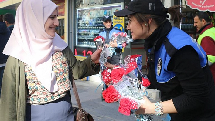 ELAZIĞ POLİSİNDEN KADINLARA KARANFİL