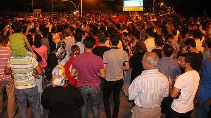 ELAZIĞLILAR ŞEHİT VE YARALILAR İÇİN DUA ETTİ