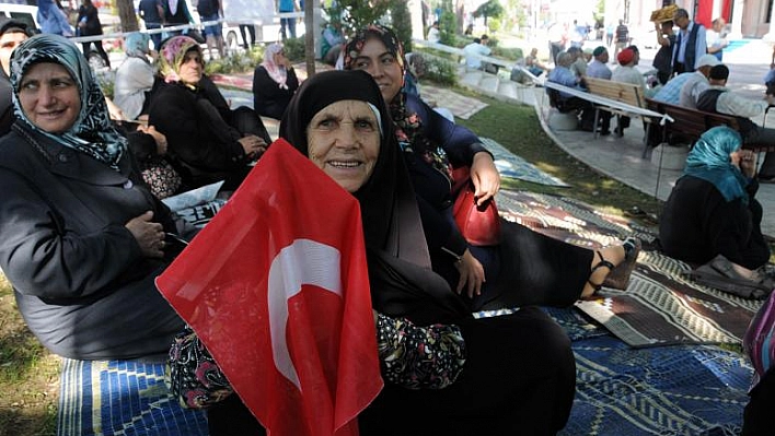 DEMOKRASİ MEYDANI'NIN NENE HATUNLARI