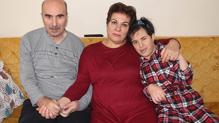 ELİ ÖPÜLESİ ÖRNEK ANNE