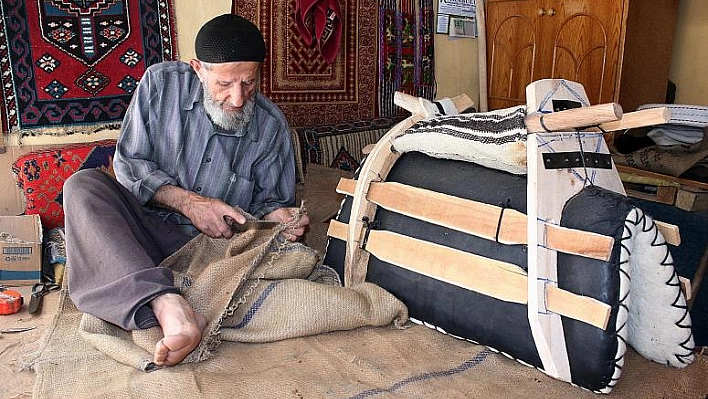 EMEKLİ OLUNCA  YOK OLAN MESLEĞİNİ CANLANDIRDI