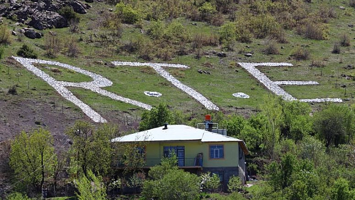 ERDOĞAN SEVGİSİNİ HEM EVİNE HEM KÖYÜNE YANSITIYOR