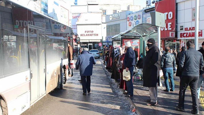 ELAZIĞLI VATANDAŞLAR ''KLİMALI DURAK''İSTİYOR