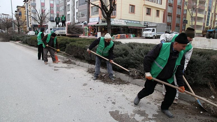 FEN İŞLERİ MÜDÜRLÜĞÜ İLE PARK VE BAHÇELER   EKİPLERİ ARA VERMİYOR