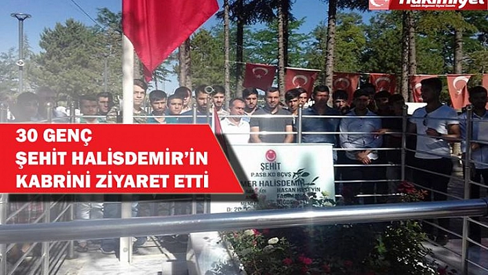 Palu'lu Gençler Şehit Halisdemir'in Kabrini Ziyaret Etti 