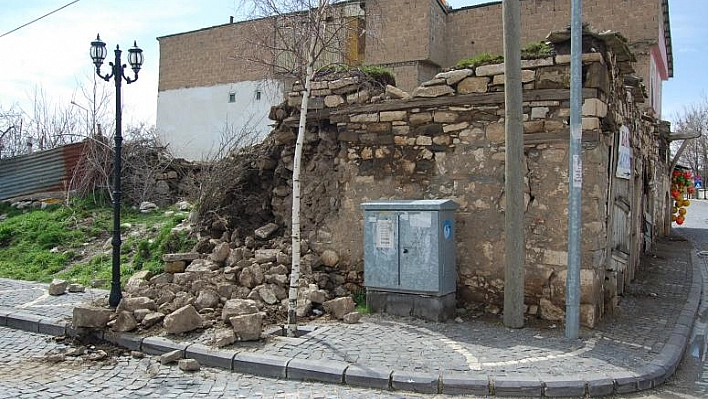 HARPUT TARİHİ EVLERİ DÖKÜLMEYE BAŞLADI!