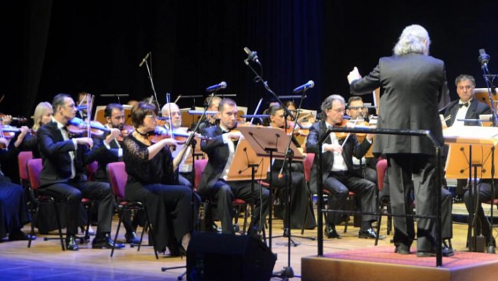 KLASİK MÜZİK İLE ELAZIĞ MÜZİĞİNİ HARMANLAYAN ORKESTRA KONSERİ BÜYÜK İLGİ GÖRDÜ