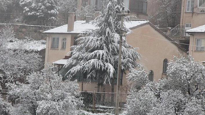 NİSAN KARI HARPUT'U BEYAZA BÜRÜDÜ