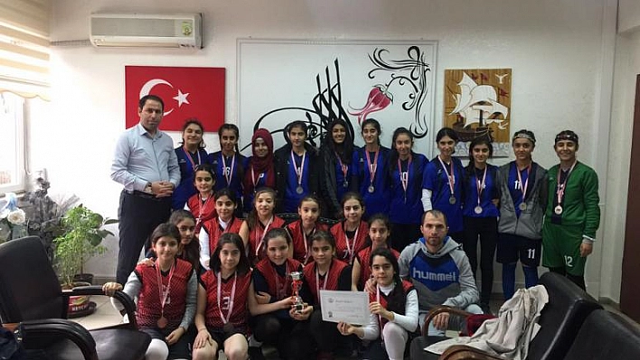 Hedefimiz Yılda 30 Kupa Alıp 300 lisanslı Sporcu yetiştirmek !