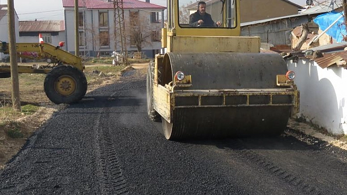 ELAZIĞ BELEDİYESİ'NDEN,  KÖYLERDE ASFALT SERİMİ