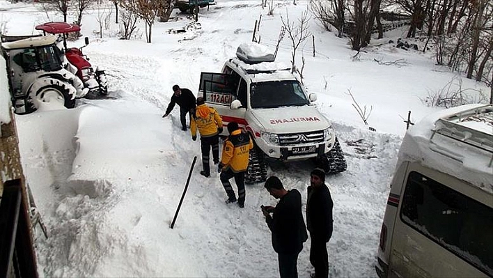 YAŞLI KADININ İMDADINA PALETLİ AMBULANS YETİŞTİ