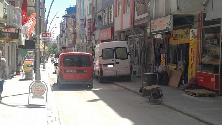  Kaldırımlardan Yürüdüğümüz için  Özür Dileriz  (!)