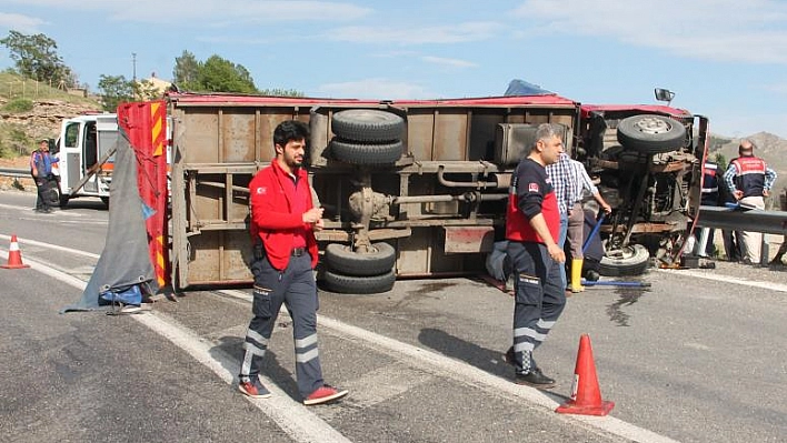 FRENİ BOŞALAN KAMYON DEVRİLDİ: 3 YARALI