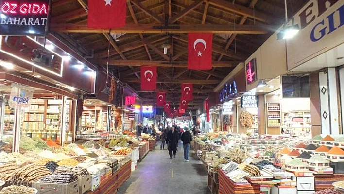 KAPALI ÇARŞI AL BAYRAĞIMIZLA DONATILDI 