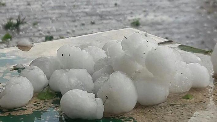 KARAKOÇAN'DA CEVİZ BÜYÜKLÜĞÜNDE DOLU YAĞDI