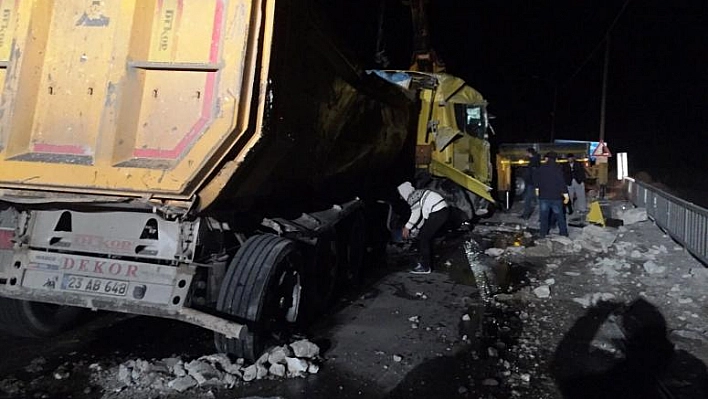 ELAZIĞ'A YÜK TAŞIYAN KAMYON KAZA YAPTI:1 YARALI