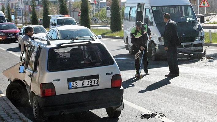 ÖĞRETMENLERİ TAŞIYAN SERVİS İLE OTOMOBİL ÇARPIŞTI:3 YARALI