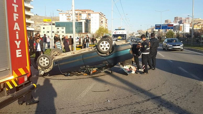 ELAZIĞ-MALATYA KARAYOLUNDA KAZA: 3 YARALI 