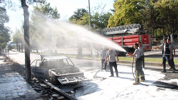 ELAZIĞ'DA SEYİR HALİNDEKİ OTOMOBİL YANDI