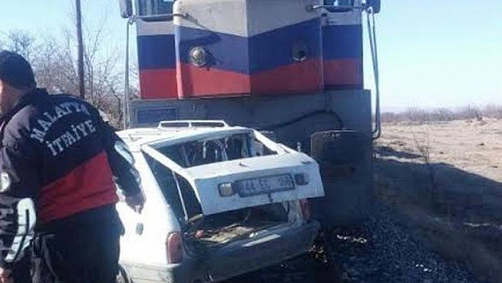 YÜK TRENİ OTOMOBİLE ÇARPTI :1 ÖLÜ 2 YARALI 