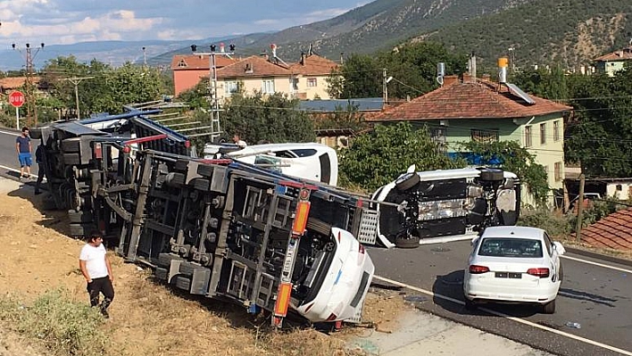 ELAZIĞ'A ARAÇ TAŞIYAN TIR DEVRİLDİ:1 YARALI 