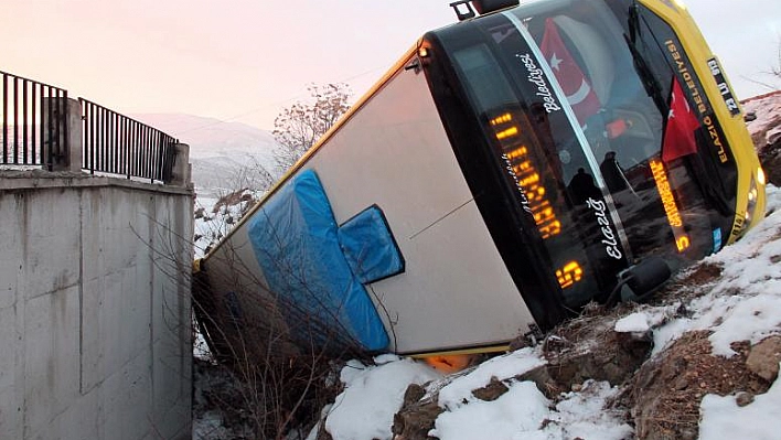 OTOBÜS DEVRİLDİ: 11 YARALI