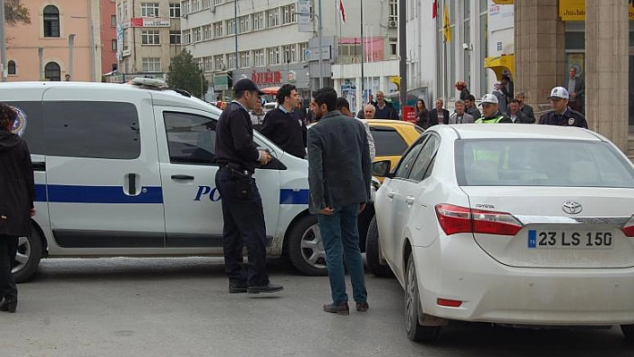 ELAZIĞ'DA MADDİ HASARLI TRAFİK KAZASI!