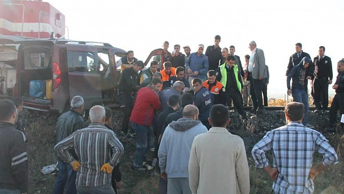 TREN ÖNÜNE KATTIĞI ARACI 200 METRE SÜRÜKLEDİ: 2 YARALI