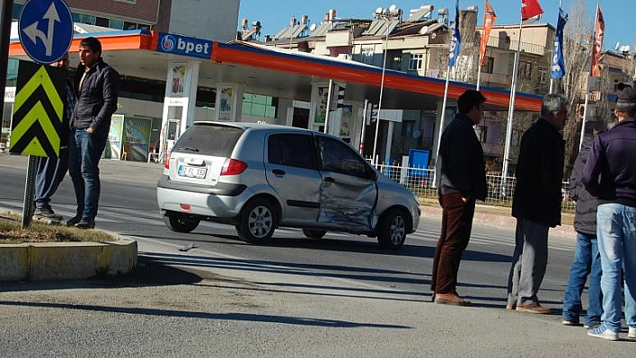 ELAZIĞ'DA MADDİ HASARLI TRAFİK KAZASI 