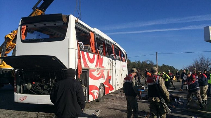 MALATYA'DA YOLCU OTOBÜSÜ İŞ MAKİNESİNE ÇARPTI: 24 YARALI