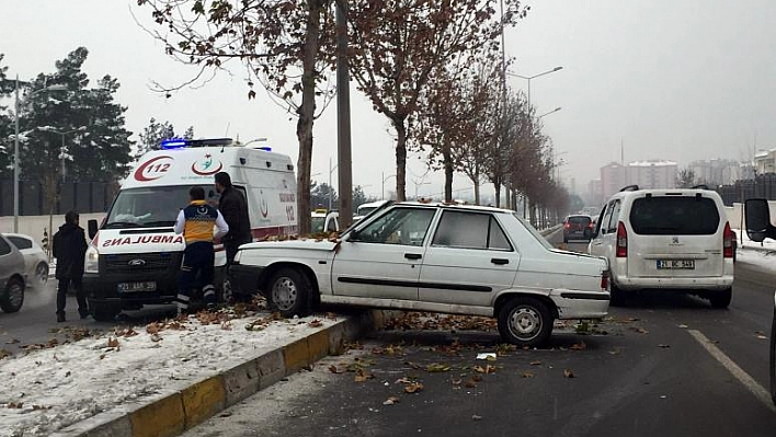 DİYARBAKIR-ELAZIĞ KARAYOLUNDA KAZA:1 YARALI 