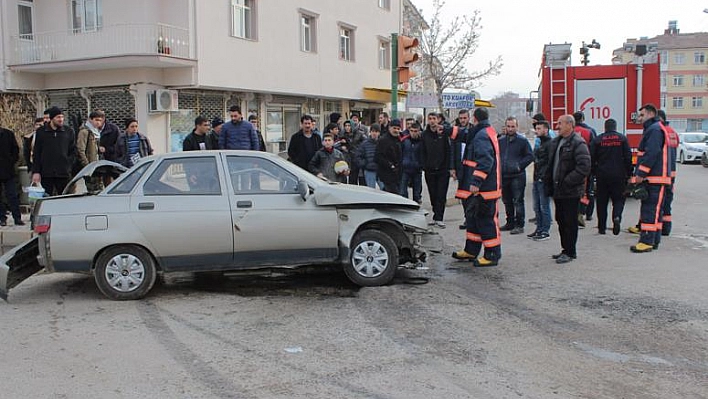 ÖĞRENCİ SERVİSİ İLE OTOMOBİL ÇARPIŞTI: 2 YARALI