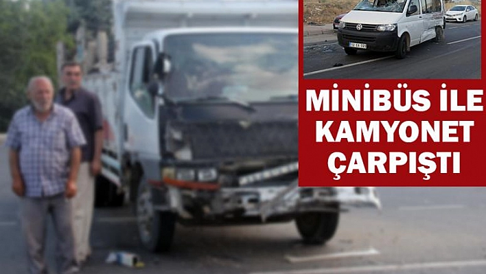 Minibüs İle Kamyonet Çarpıştı: 5 Yaralı