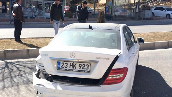 İKİ ARAÇ ÇARPIŞTI: 2 YARALI 