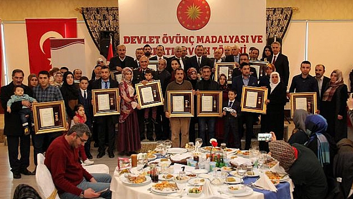 ELAZIĞ'DA ŞEHİT AİLELERİ VE GAZİLERE DEVLET ÖVÜNÇ MADALYASI VERİLDİ