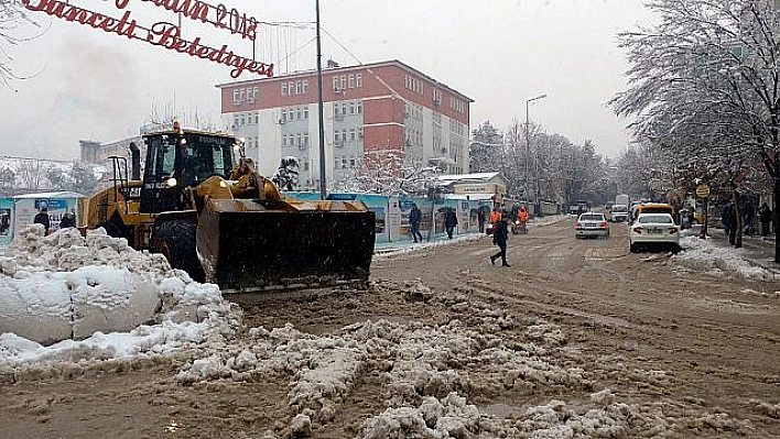 TUNCELİ'DE KAR YAĞIŞI ETKİLİ OLDU, 242 KÖY YOLU KAPANDI