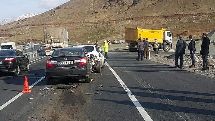 Elazığ'da zincirleme trafik kazası: 4 yaralı