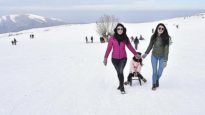 HAZAR GÖLÜ KIYISINDAKİ KAYAK MERKEZİNE İLGİ ARTIYOR