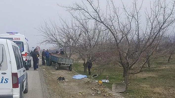 TRAKTÖRDEN DÜŞEN İKİ KİŞİDEN BİRİ ÖLDÜ