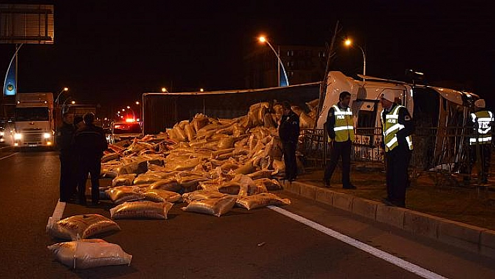 YEM YÜKLÜ TIR DEVRİLDİ: 1 YARALI