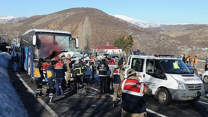 YOLCU OTOBÜSÜ HAFİF TİCARİ ARAÇLA ÇARPIŞTI: 4 ÖLÜ, 7 YARALI