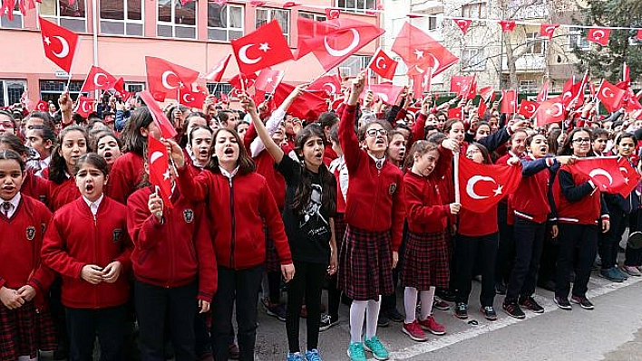 ORTAOKUL ÖĞRENCİLERİNDEN 'ŞEHİTLER YOKLAMASI'