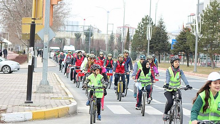 YEŞİLAY HAFTASI NEDENİYLE HALKA AÇIK BİSİKLET TURU DÜZENLENDİ