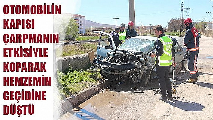 DİREĞE ÇARPAN OTOMOBİLİN KAPISI FIRLADI: 2 YARALI