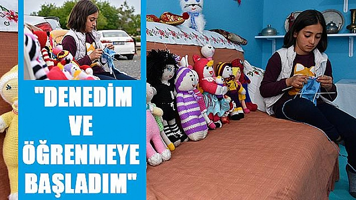 BEBEKLE OYNAYACAĞI YAŞTA AMİGURUMİ BEBEK YAPIYOR