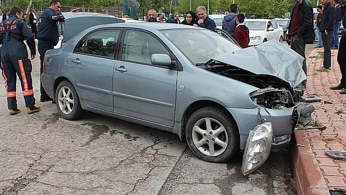 ELAZIĞ'DA TRAFİK KAZASI: 3 YARALI