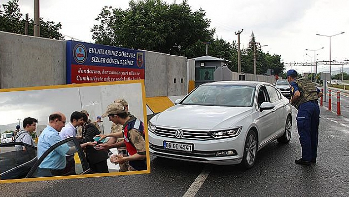 ELAZIĞ'DA JANDARMA EKİPLERİNDEN ŞEKER VE KİRAZLI BAYRAM KUTLAMASI