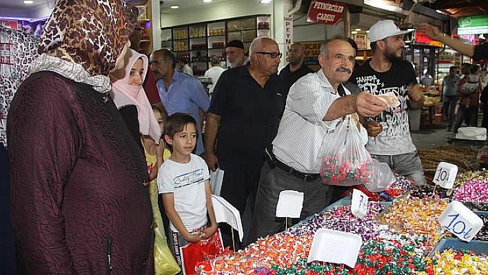 Elazığ'da Kapalı ve Bakırcılar çarşısında bayram bereketi