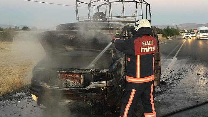 Elazığ'da seyir halindeki pikap yandı